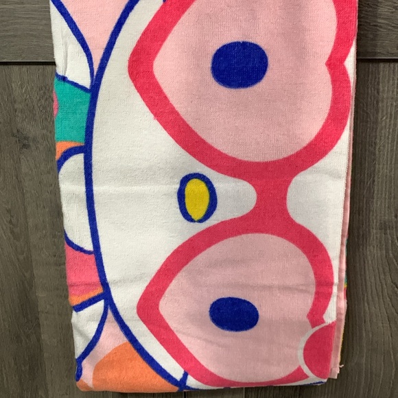 New Hello Kitty In Heart Sunglasses Large 28" x 58" Pink Beach Towel With Tag - Picture 3 of 4